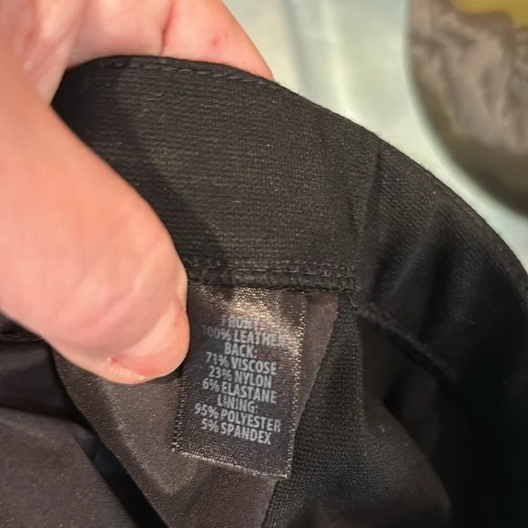 St. John NWT front leather contrast skinny black pull on pant. Size Lg - Picture 5 of 6